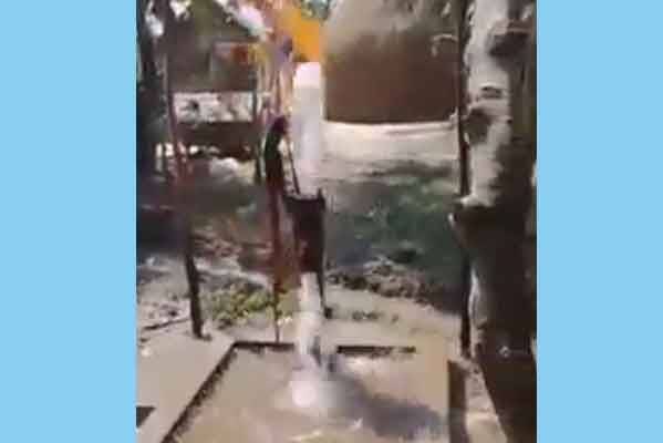 টিউবওয়েলে আপনা-আপনি উঠছে পানি, জ্বলছে আগুন