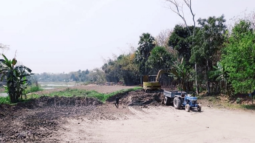 ফরিদপুরে ইউএনও'র হস্তক্ষেপে নদীর মাটি ইটভাটায় বিক্রি বন্ধ