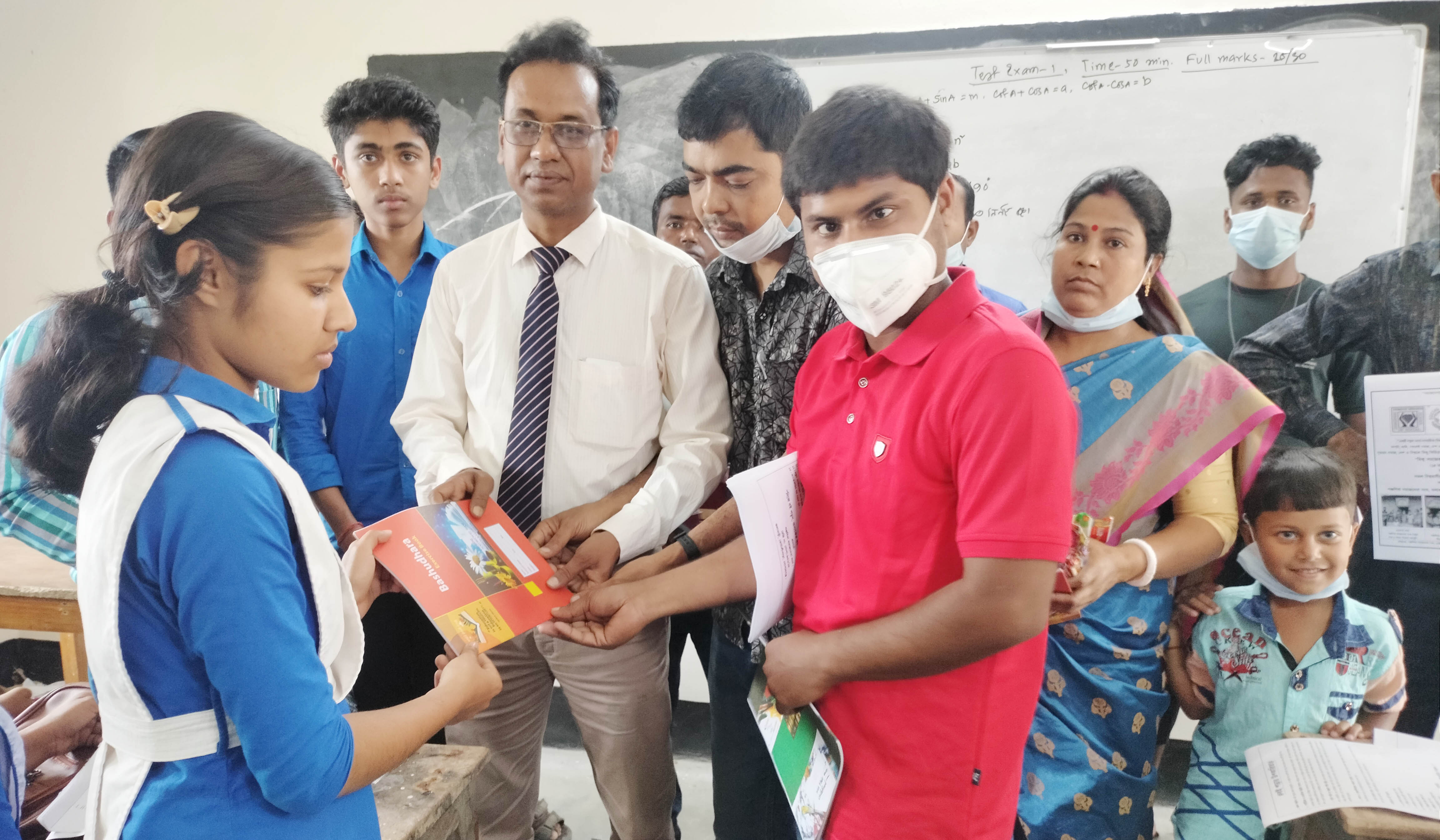 গোপালগঞ্জে শিক্ষার্থীদের মাঝে শিক্ষা উপকরণ বিতরণ