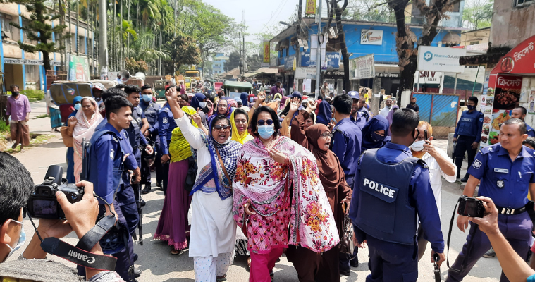 নোয়াখালীতে জেলা মহিলা দলের মানববন্ধন