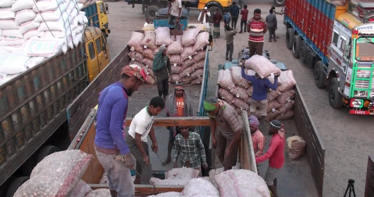 হিলি স্থলবন্দরে কমেছে ভারতীয় পেঁয়াজের দাম