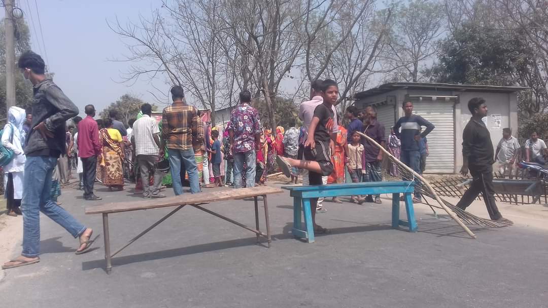 ঠাকুরগাঁওয়ে বাদাম বিক্রেতার লাশ নিয়ে সড়ক অবরোধ