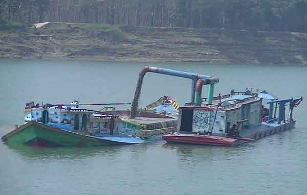 মধুমতি নদী থেকে বালু উত্তোলন : বিলীন হচ্ছে বিস্তীর্ণ ফসলী জমি
