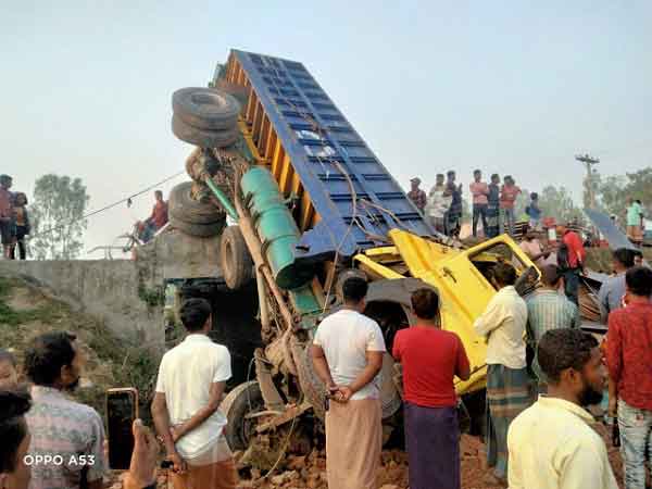 দিনাজপুরের নবাবগঞ্জে পণ্যবাহী ট্রাক খাদে পরে চালক নিহত, হেলপার আহত