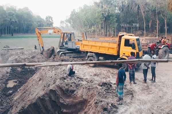 বোয়ালমারীতে ফসলি জমি থেকে মাটি কাটার মহোৎসব