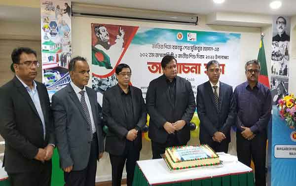 মালদ্বীপে বাংলাদেশ দূতাবাসে বঙ্গবন্ধুর প্রতিকৃতিতে যুব ও ক্রীড়া প্রতিমন্ত্রীর শ্রদ্ধা