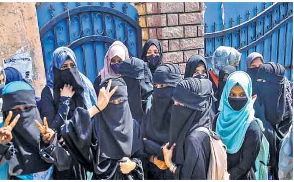 ভারতে হিজাব পরিধানে বাধা, ২৩১ শিক্ষার্থীর পরীক্ষা বর্জন