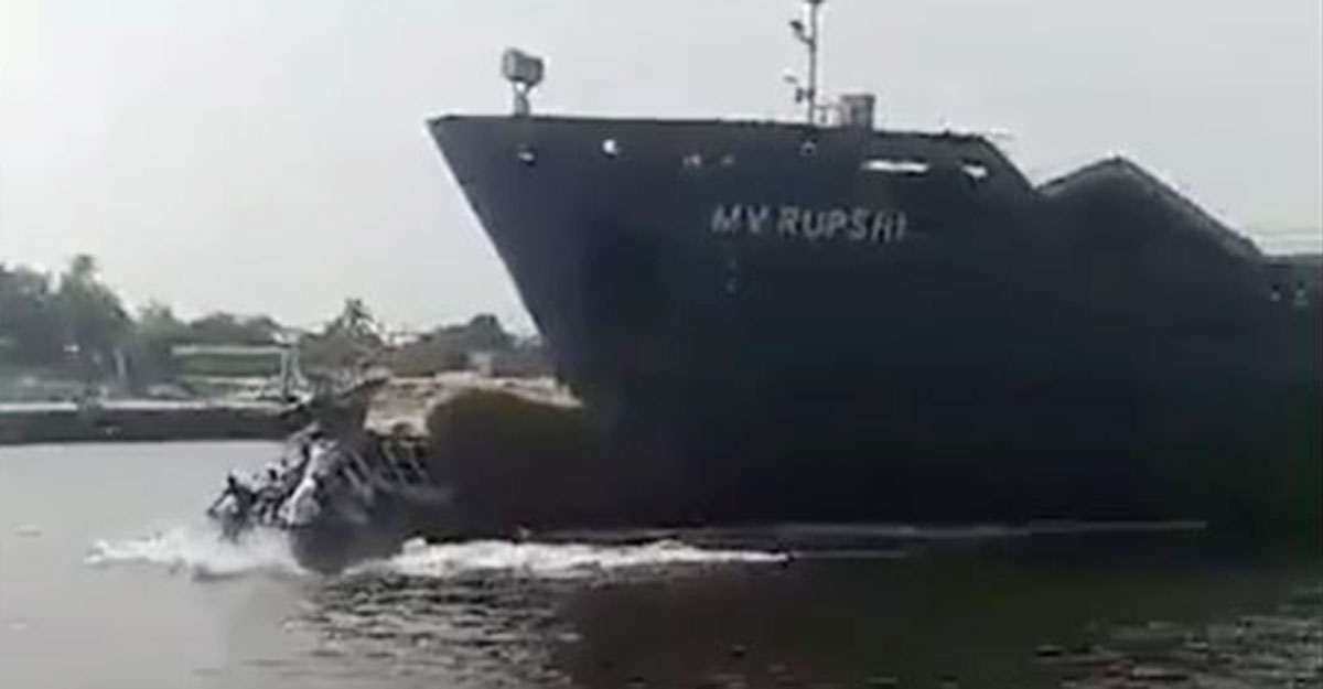 শীতলক্ষ্যায় শতাধিক যাত্রী নিয়ে লঞ্চডুবি