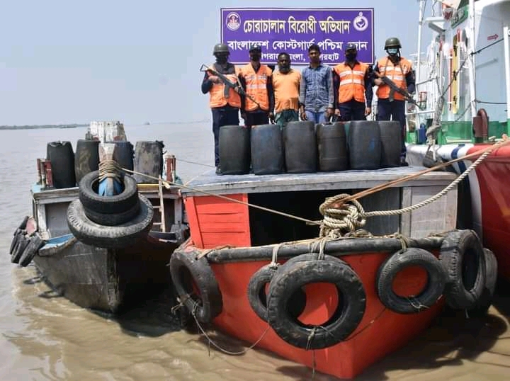 মোংলায় ৪ হাজার লিটার ডিজেলসহ ২ চোরাকারবারী আটক