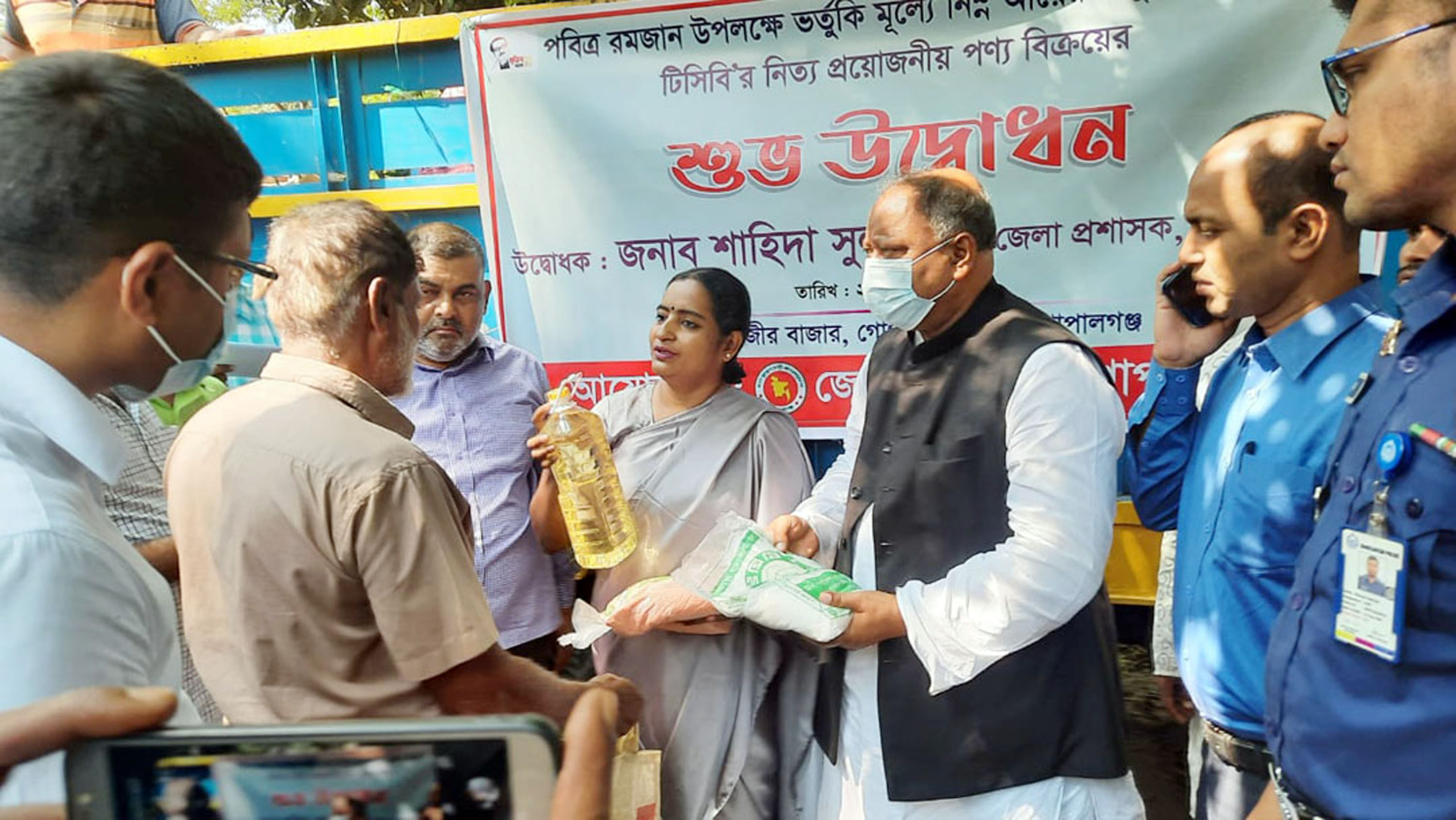 গোপালগঞ্জে পারিবারিক কার্ডের ভিত্তিতে টিসিবি পণ্য বিক্রি শুরু