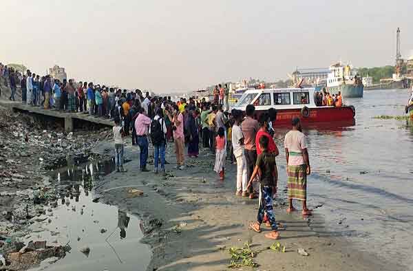 শীতলক্ষ্যায় লঞ্চডুবি : নারী-শিশুসহ ৬ জনের লাশ উদ্ধার