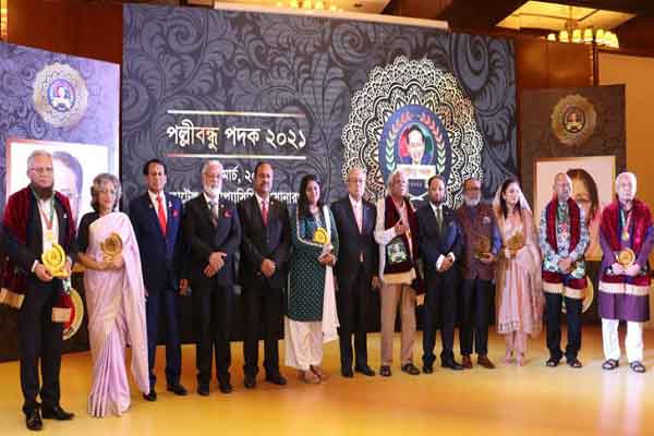 আট বিশিষ্ট ব্যক্তিকে ‘পল্লীবন্ধু পদক’ দিয়েছে জাতীয় পার্টি