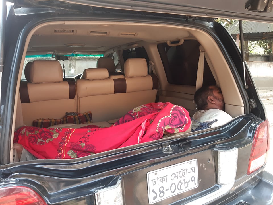 নাটোরে সচিবালয়ের স্টিকারযুক্ত গাড়ি থেকে মরদেহ উদ্ধার