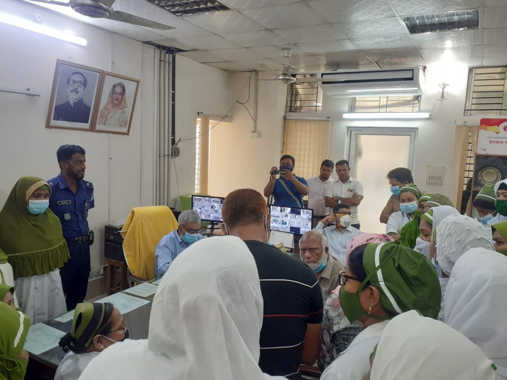 ফরিদপুরে বঙ্গবন্ধু মেডিকেল হাসপাতালের পরিচালককে অবরুদ্ধ