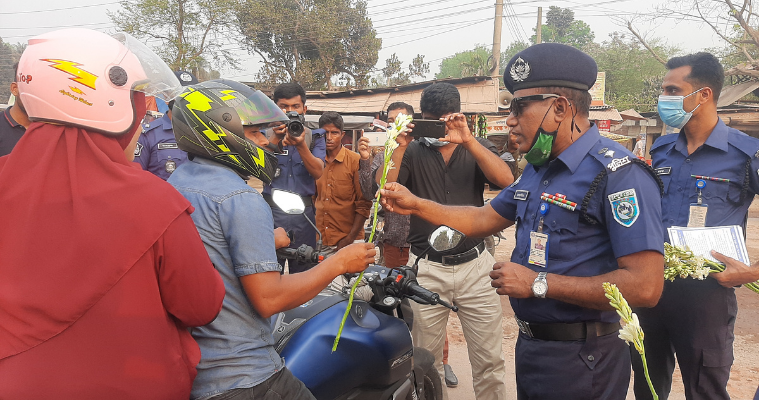 চালকদের ফুলেল শুভেচ্ছা জানালো ঠাকুরগাঁওয়ের এসপি