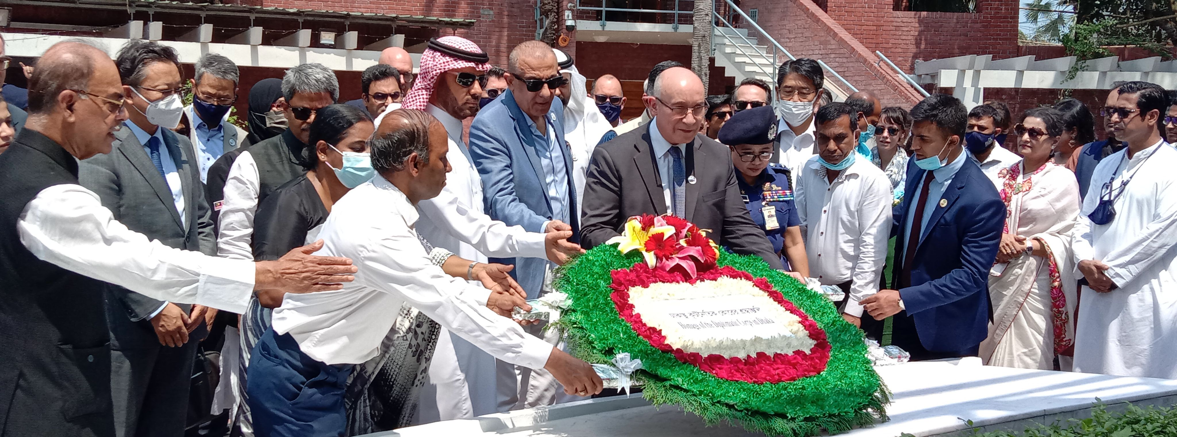 টুঙ্গিপাড়ায় বঙ্গবন্ধুর সমাধিতে ডিপ্লোম্যাটিক কোর সদস্যদের শ্রদ্ধা