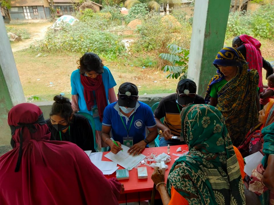 সিডারচরের মানুষদের বিনামূল্যে চিকিৎসা সেবা দিল 'হেল্পিং হ্যান্ডস'