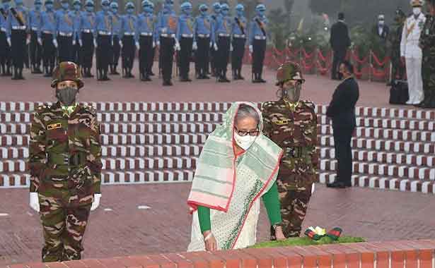 বীর শহীদদের প্রতি প্রধানমন্ত্রীর শ্রদ্ধা