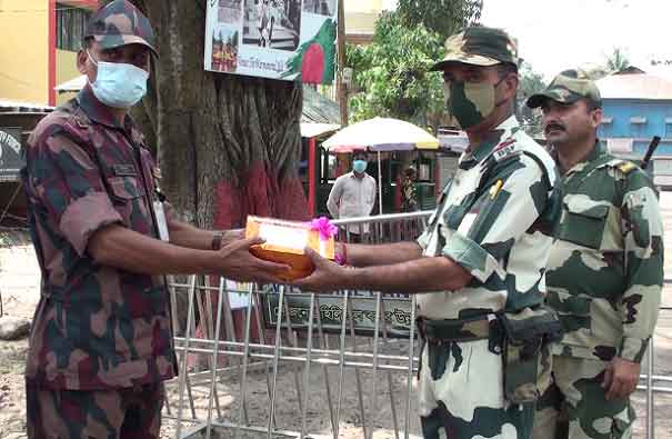 হিলি সীমান্তে বিএসএফ ও বিজিবি'র মধ্যে মিষ্টি বিনিময়