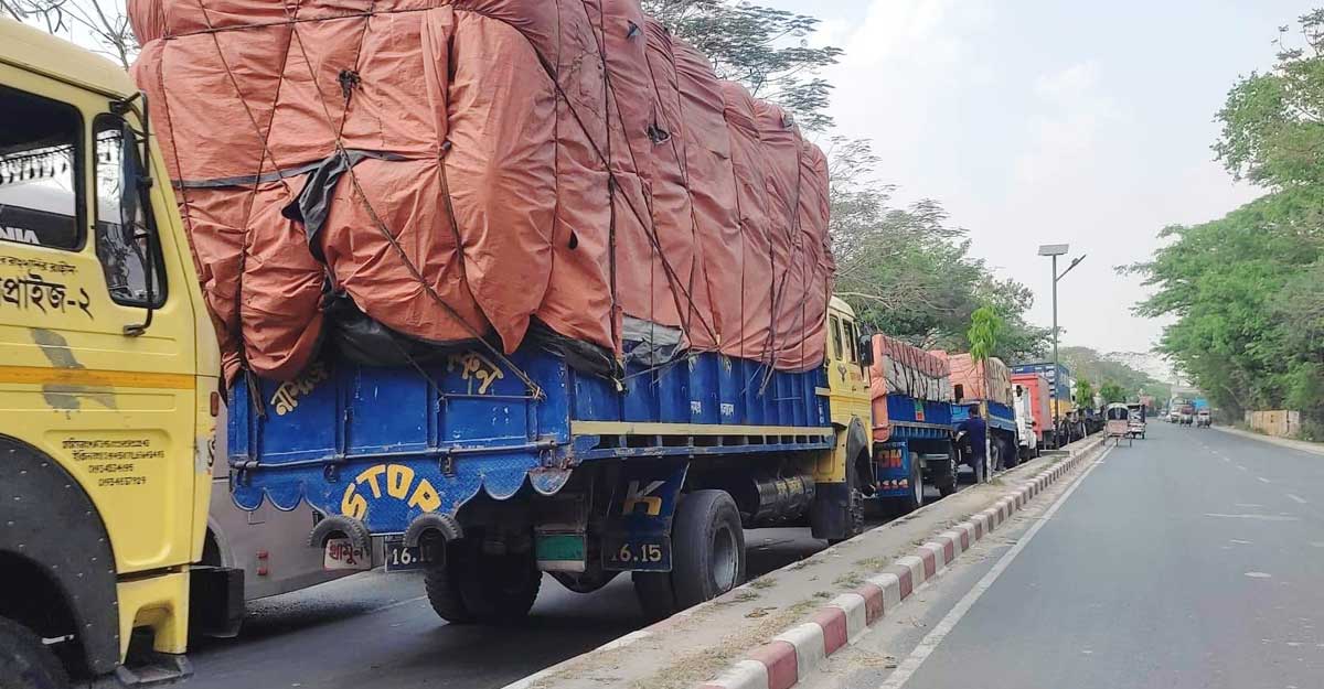 দৌলতদিয়ায় ফেরির অপেক্ষায় ৪ শতাধিক যানবাহন
