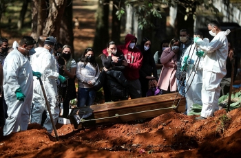 বিশ্বে করোনায় মৃত্যু বাড়লেও, শনাক্ত কমেছে