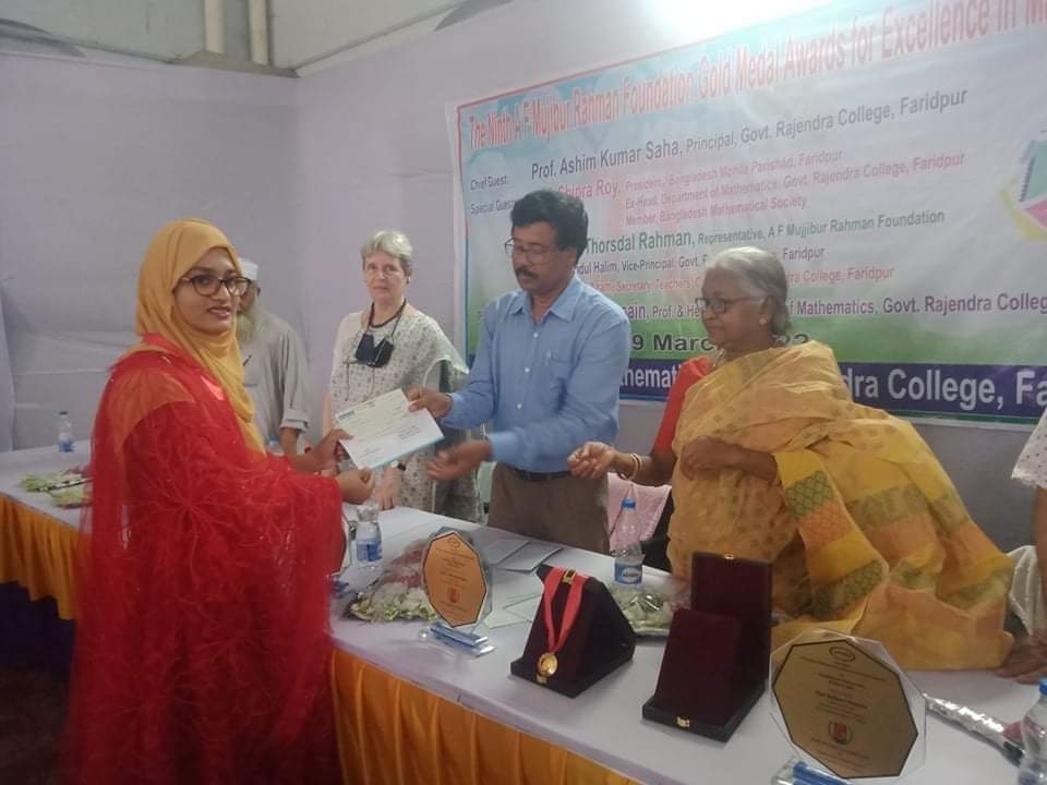রাজেন্দ্র কলেজে গণিতের দুই শিক্ষার্থীকে স্বর্ণ পদক প্রদান