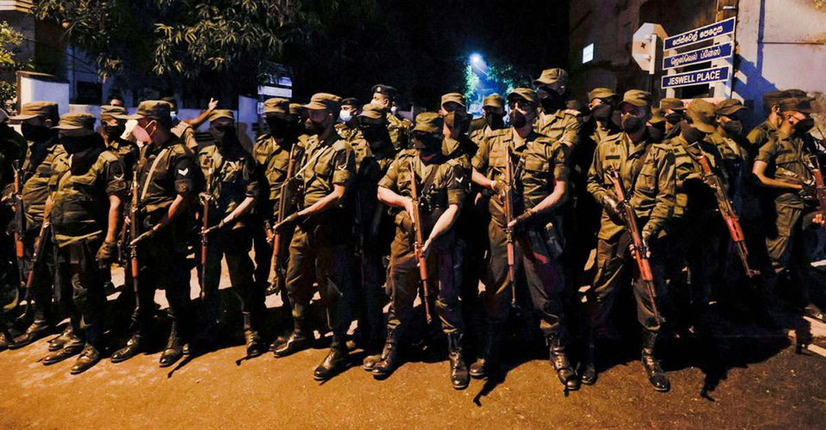 জনরোষ ঠেকাতে শ্রীলঙ্কায় কারফিউ জারি