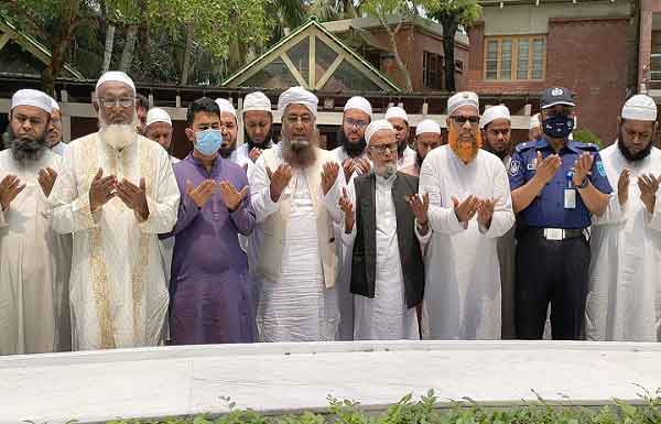 বঙ্গবন্ধুর মাজার জিয়ারত করলেন বায়তুল মোকাররমের নবনিযুক্ত খতিব