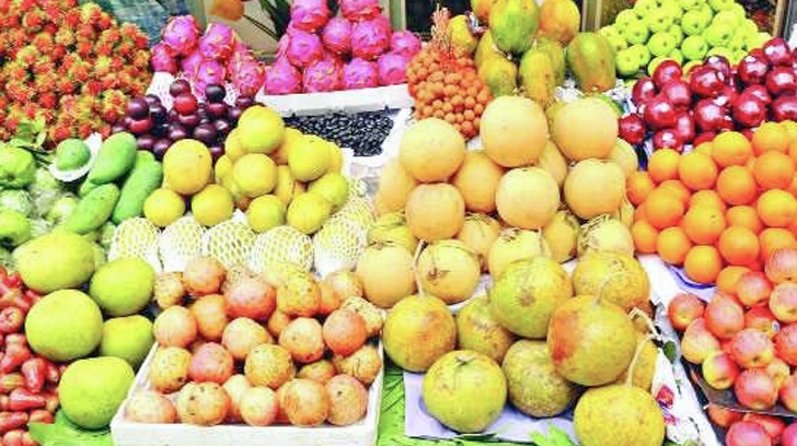 রমজান মাসকে কেন্দ্র করে খুচরা বাজারে দ্বিগুণ দামে বিক্রি হচ্ছে ফল