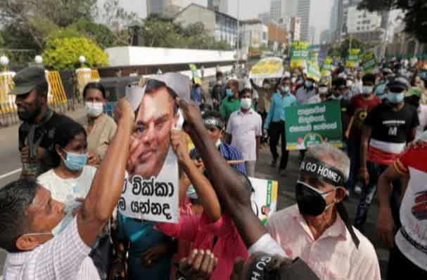 শ্রীলঙ্কায় কারফিউ ভেঙে বিক্ষোভ, ২৬ মন্ত্রীর পদত্যাগ