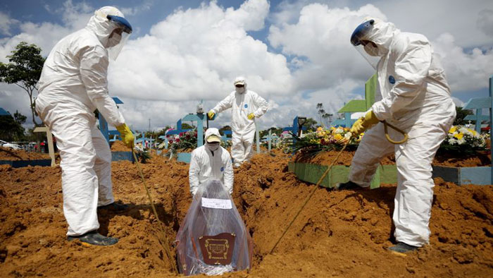 বিশ্বজুড়ে করোনায় মৃত্যু আরও কমেছে