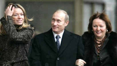 নিষেধাজ্ঞায় পরতে যাচ্ছেন পুতিনের দুই মেয়ে