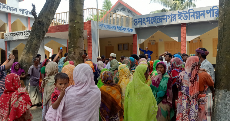 লালমনিরহাটে মজুরী না পেয়ে ইউপি ভবনে তালা দিলেন শ্রমিকরা