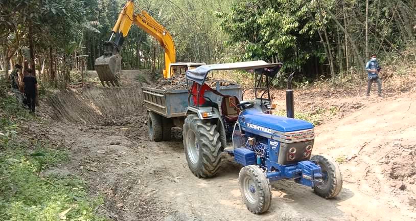 সালথায় ফসলি জমি কেটে পুকুর খননের হিড়িক