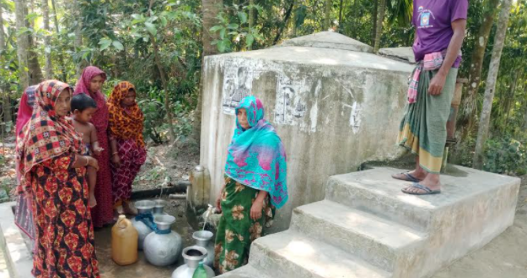 তালায় নিরাপদ পানি সঙ্কটে কয়েক হাজার পরিবার