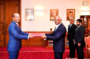 মালদ্বীপের প্রেসিডেন্টর কাছে নবনিযুক্ত বাংলাদেশ রাষ্ট্রদূতের পরিচয় পত্র প্রদান