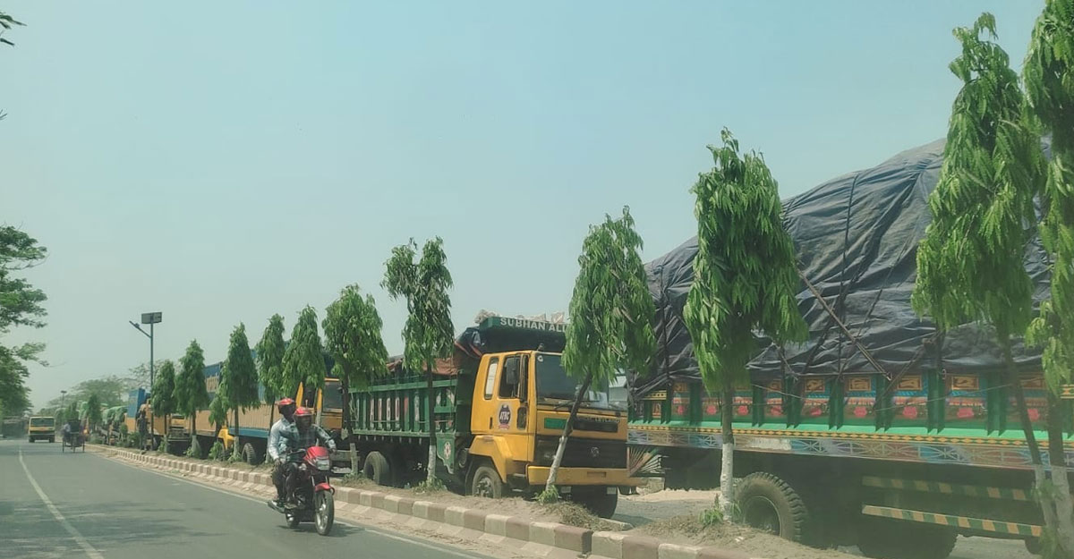 ফেরি পেতে ৮ থেকে ১০ ঘণ্টা