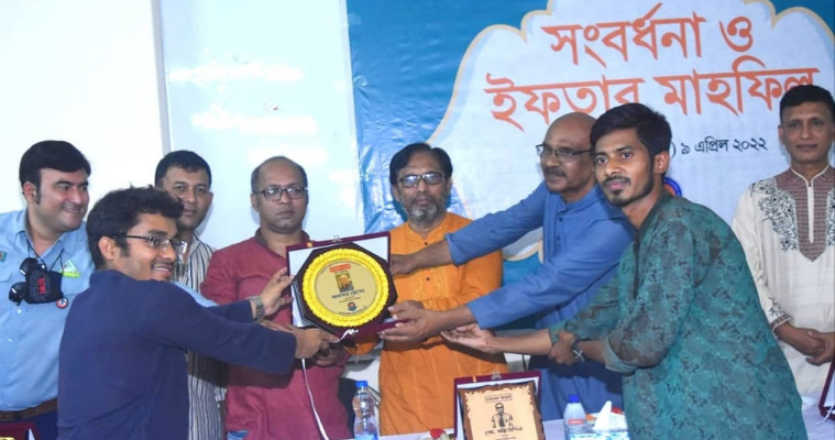 ডিইউজে'র আকতার হোসেনকে সতিকসাসের সংবর্ধনা