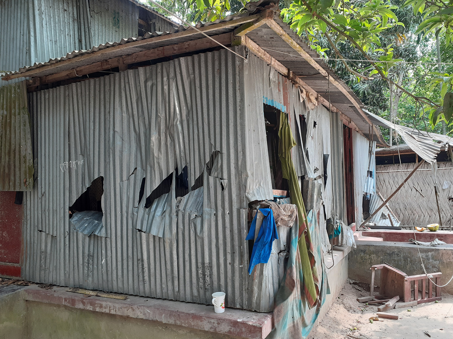 ফরিদপুরের সালথায় গুজব রটিয়ে ১৫ বসতবাড়িতে হামলা!