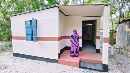 চরভদ্রাসনে পুলিশের দেয়া ঘর পেয়ে খুশি বিধবা সোনাই বিবি