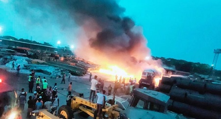 বেনাপোলে ৫ ট্রাকে আগুন