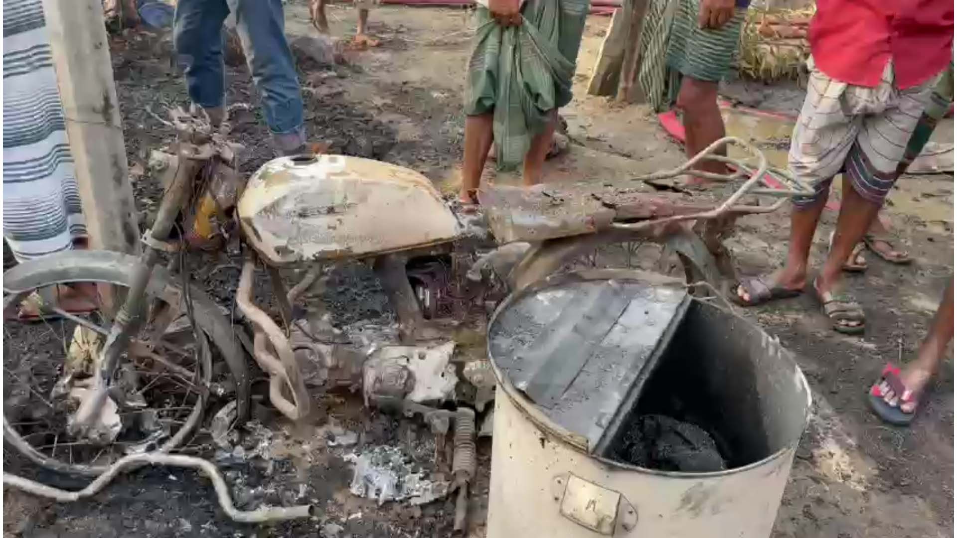 গুরুদাসপুরে অগ্নিকান্ডে ১০টি বাড়ি ভস্মিভূত, বৃদ্ধার মৃত্যূ