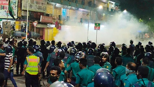 মধ্যরাতে শিক্ষার্থী-ব্যবসায়ীদের মধ্যে সংঘর্ষ, পুলিশসহ আহত ২০