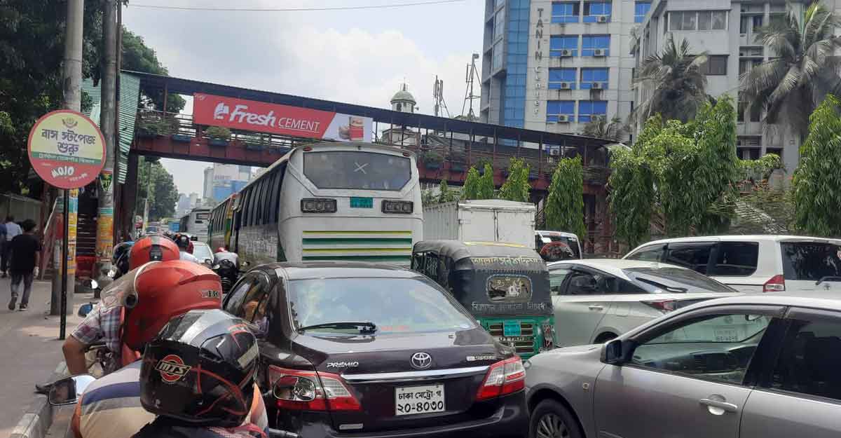 শিক্ষার্থী-ব্যবসায়ী সংঘর্ষ : যানজটে স্থবির রাজধানী