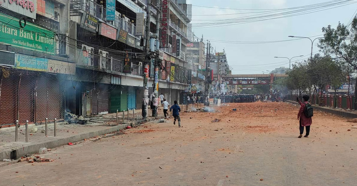 আবারও উত্তপ্ত নিউমার্কেট এলাকা, মুহুর্মুহু ককটেল বিস্ফোরণ