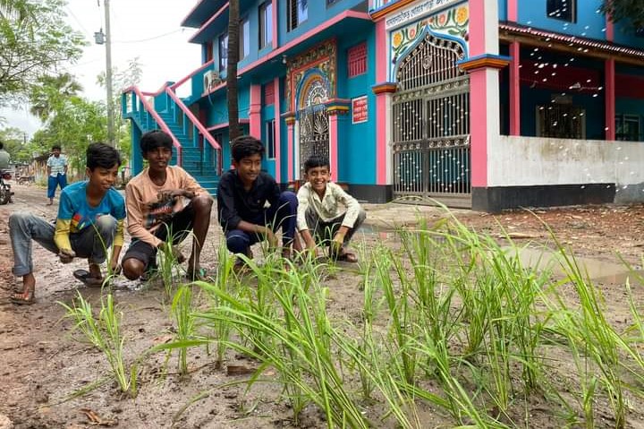 পাকা রাস্তা নয়, যেন বোরো রোপনের জমি!