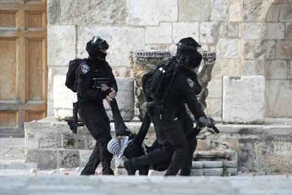 আল-আকসার মুসল্লিদের ওপর ফের ইসরায়েলি পুলিশের হামলা