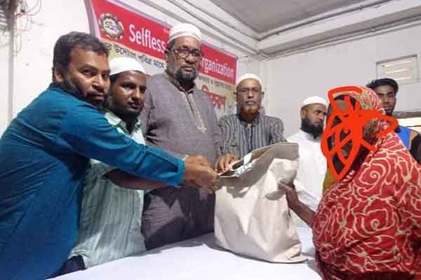 সেলফলেস স্যোসাইটি অর্গানাইজেশনের উদ্যোগে ইফতার সামগ্রী বিতরণ