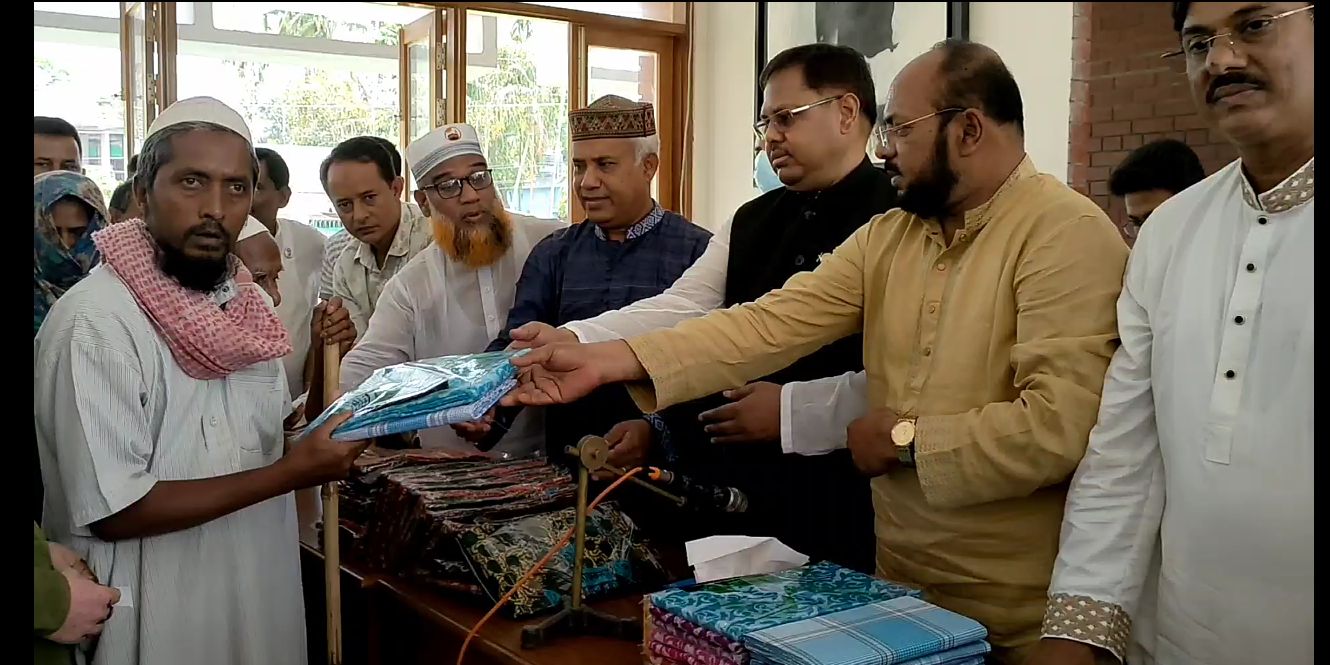 কোটালীপাড়ায় ৪৫০০ মানুষকে ঈদ উপহার দিলেন খন্দকার মঞ্জুরুল হক
