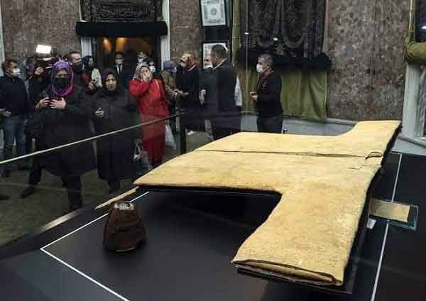 বিশ্বনবীর জুব্বা দেখতে তুরস্কের মসজিদে হাজারো মুসলমানের ভিড়